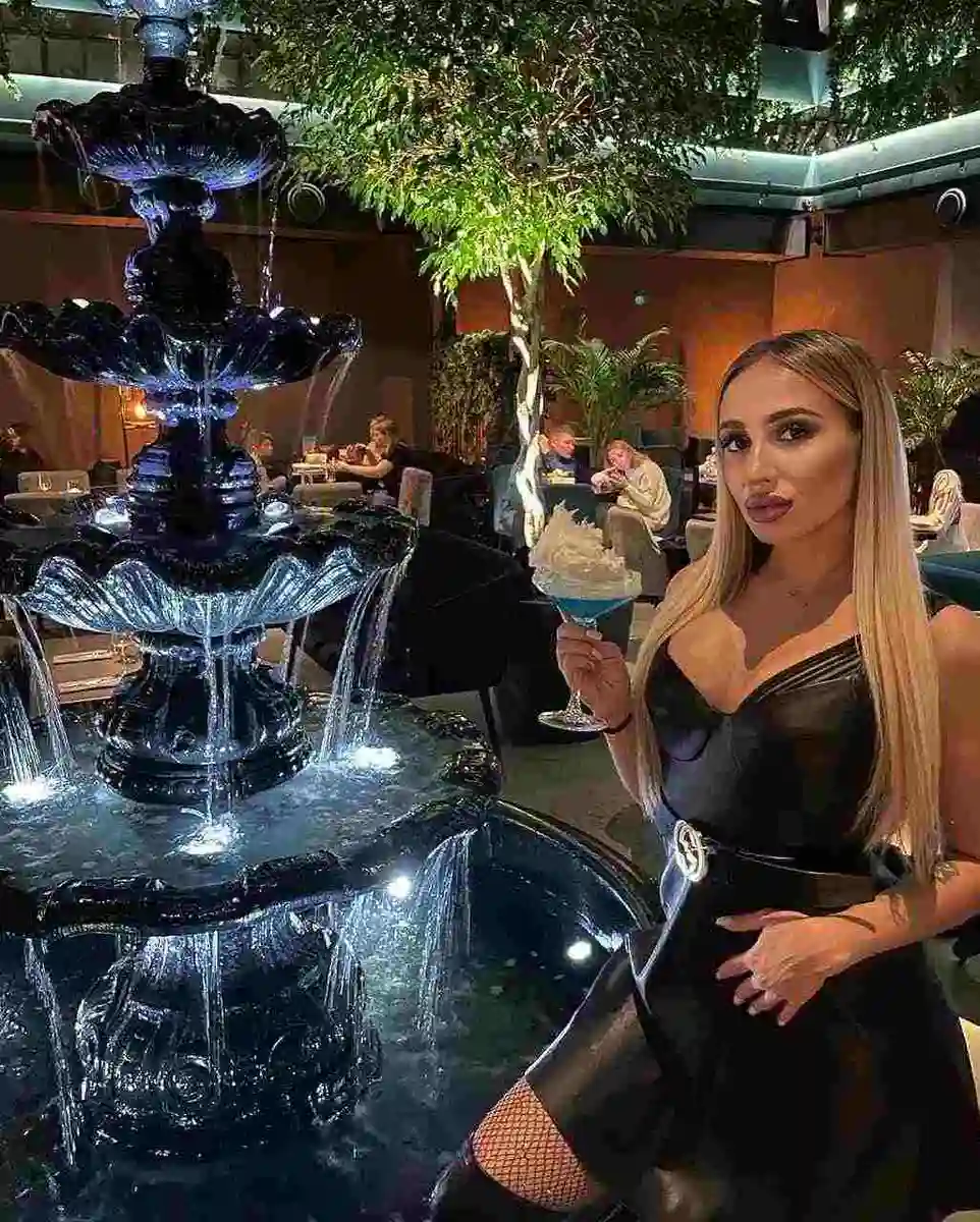 Abella escort in Paris
