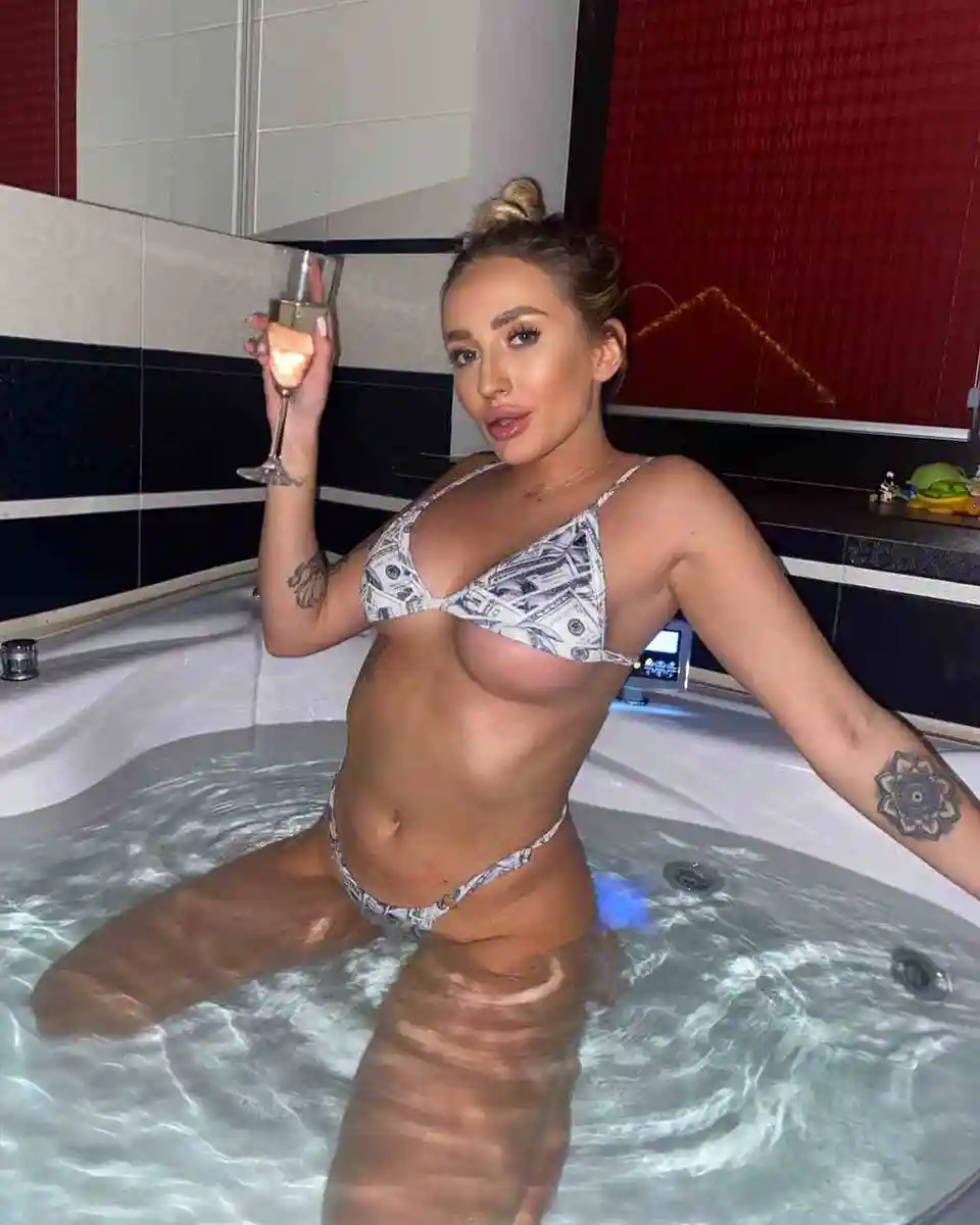 Abella escort in Paris