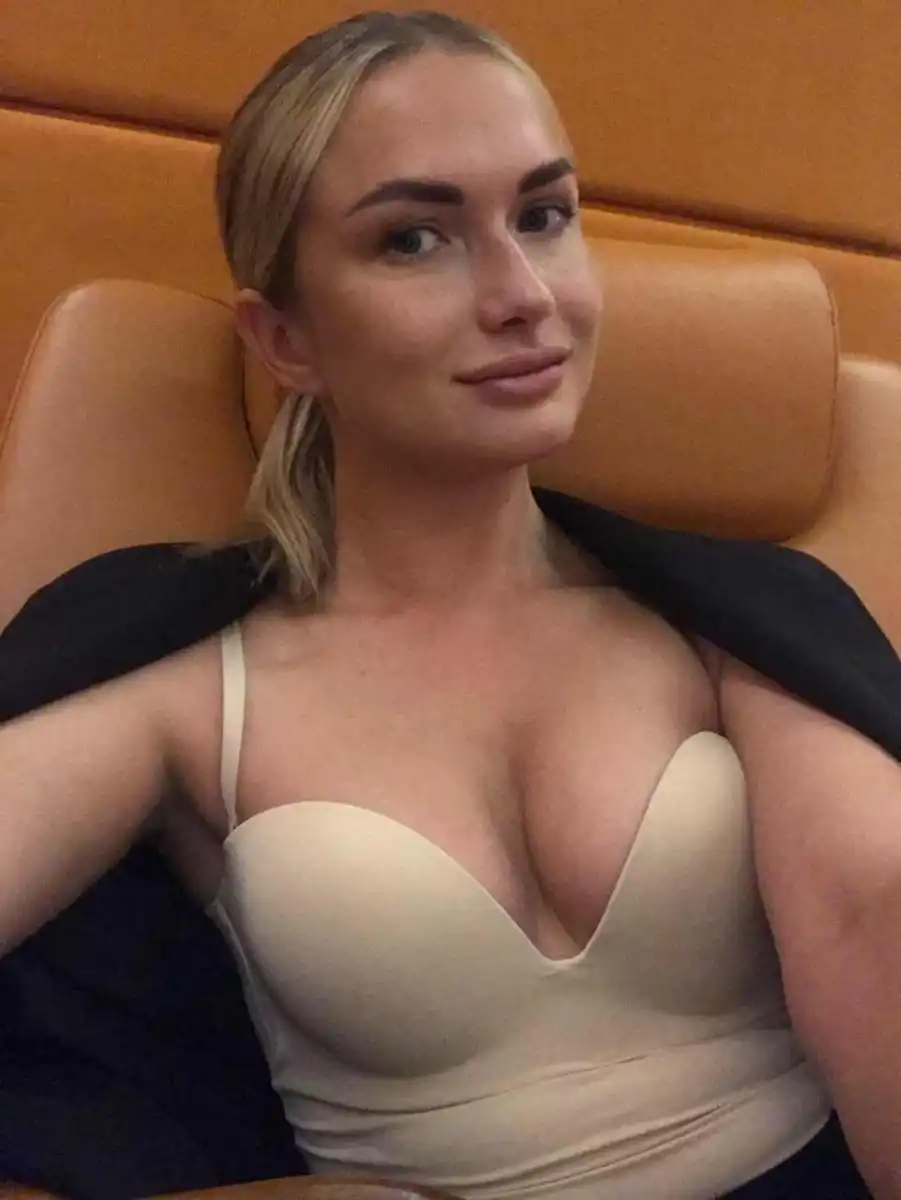 Alexandra  escort in Paris