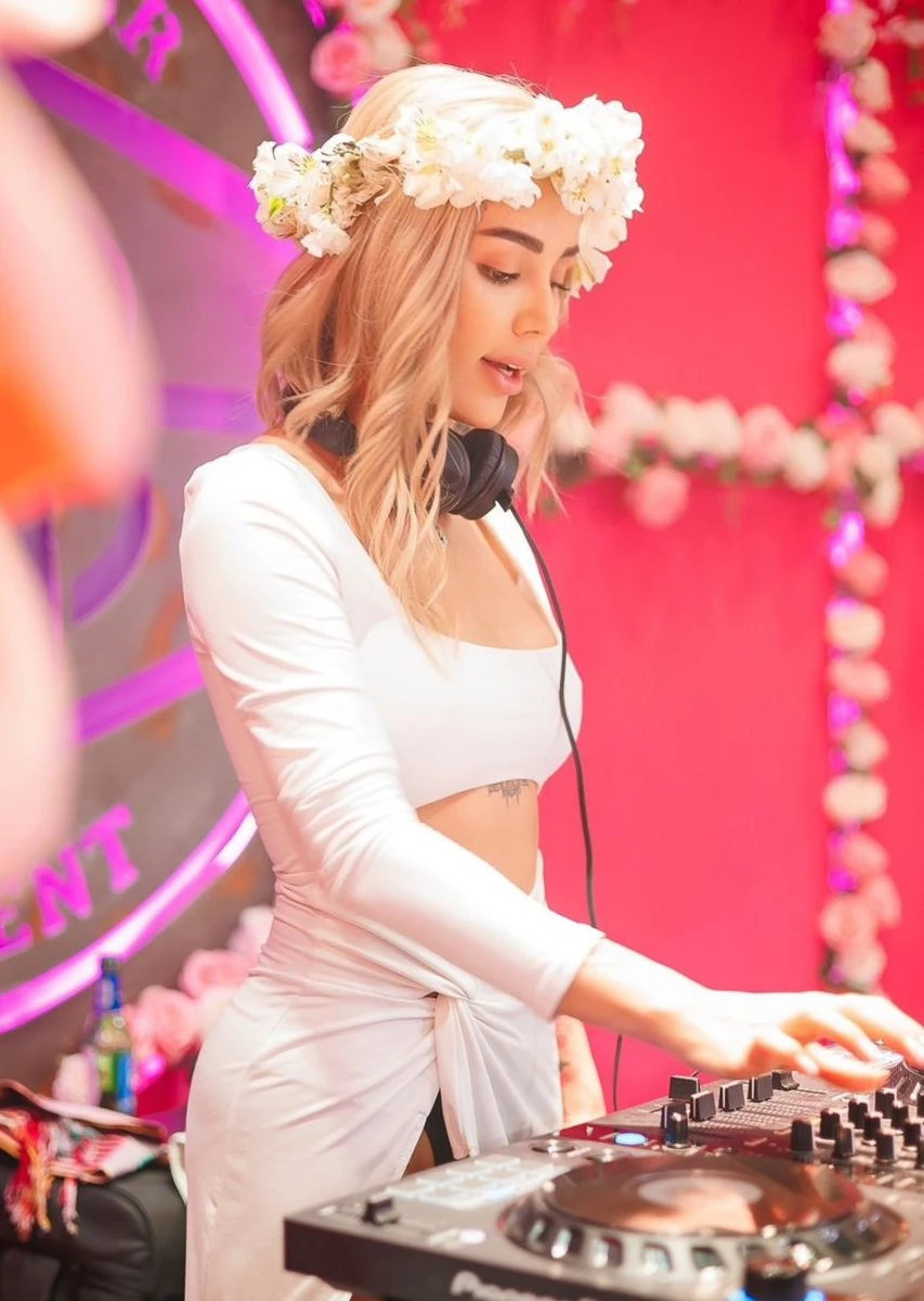 Angela escort in Paris