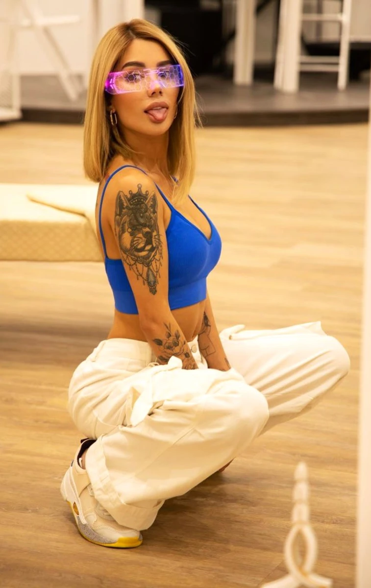 Angela escort in Paris