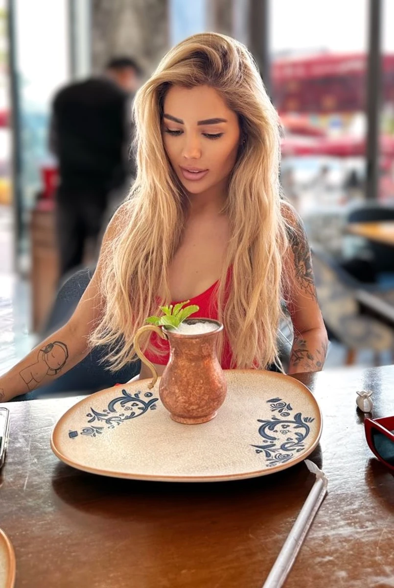 Angela escort in Paris