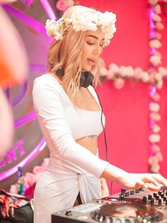 Angela escort in Paris