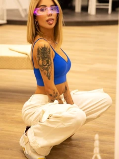 Angela escort in Paris