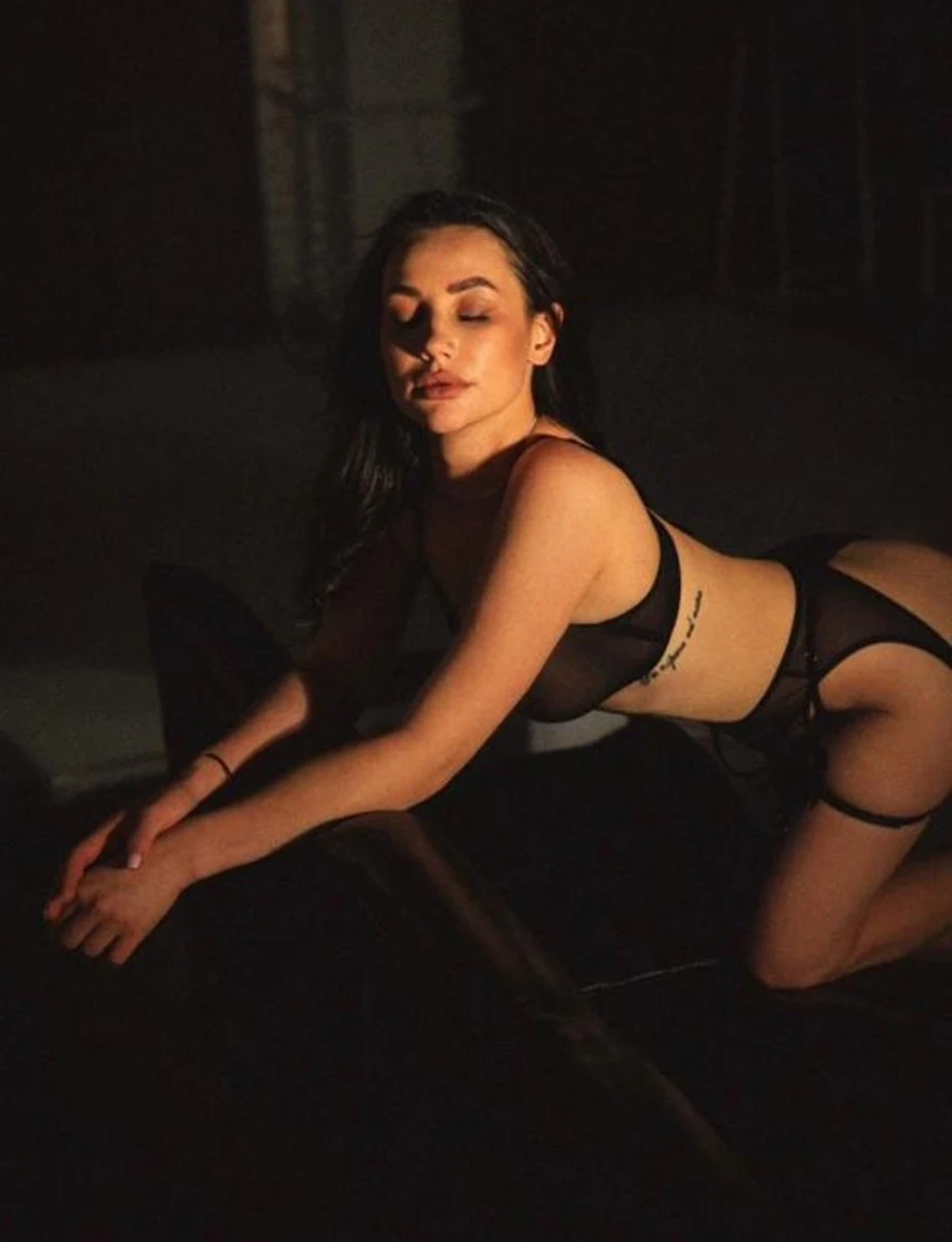 Anna escort in Paris