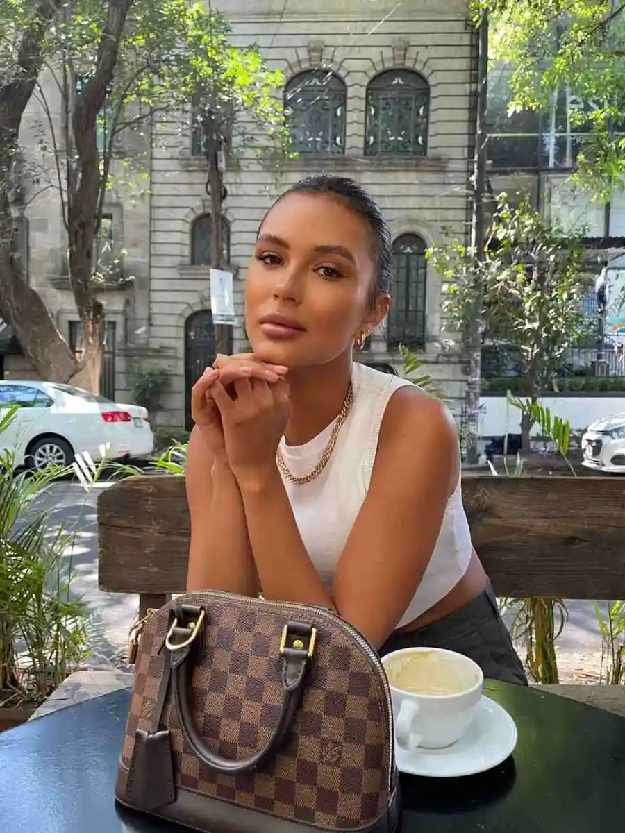 Cecilia escort in Paris