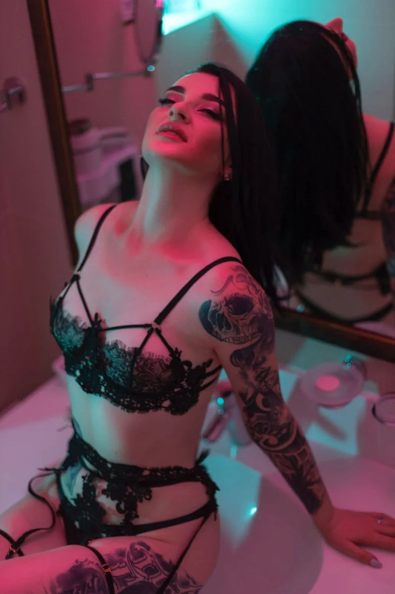Eva escort in Paris