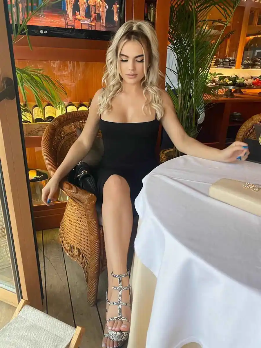 Lela escort in Paris