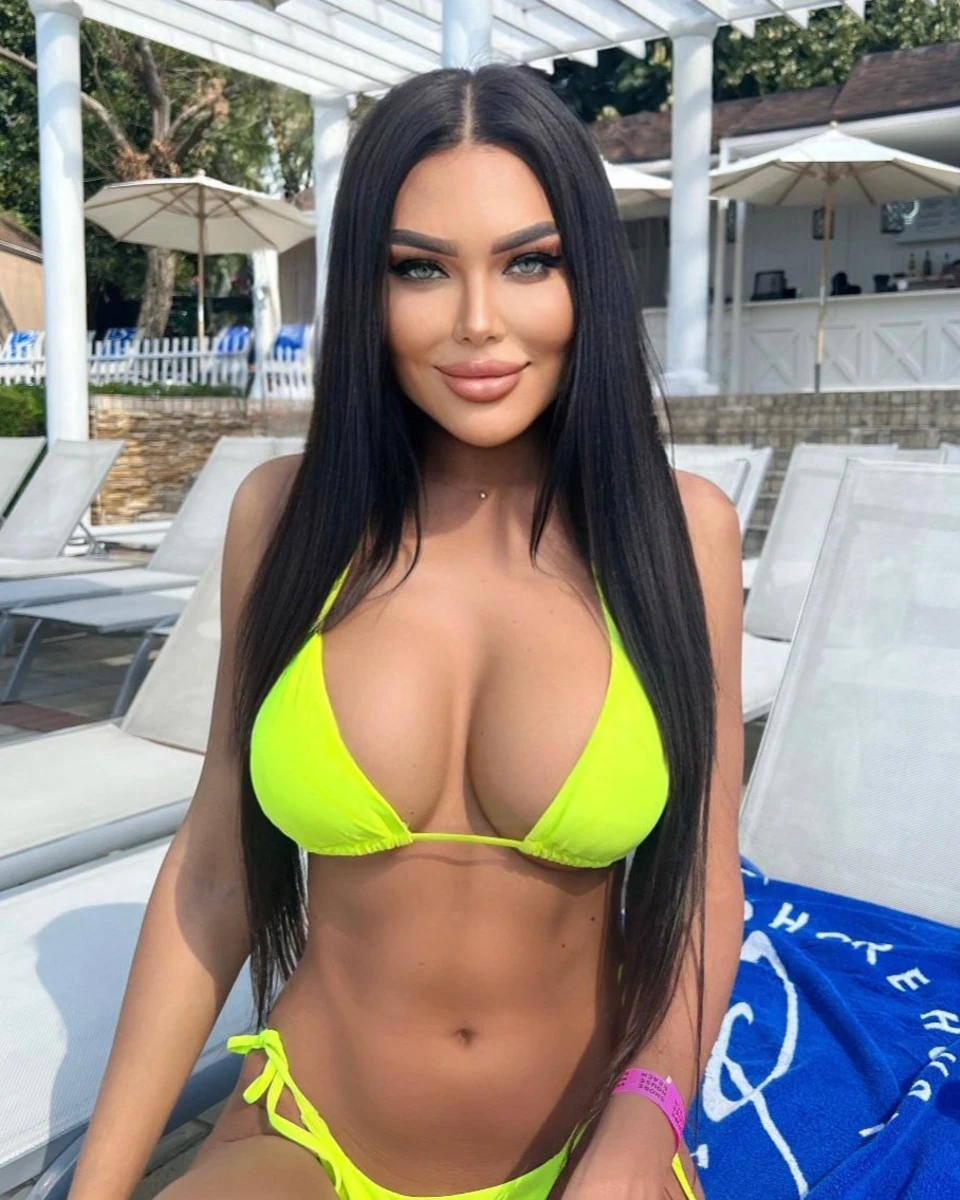 Sabina escort in Paris